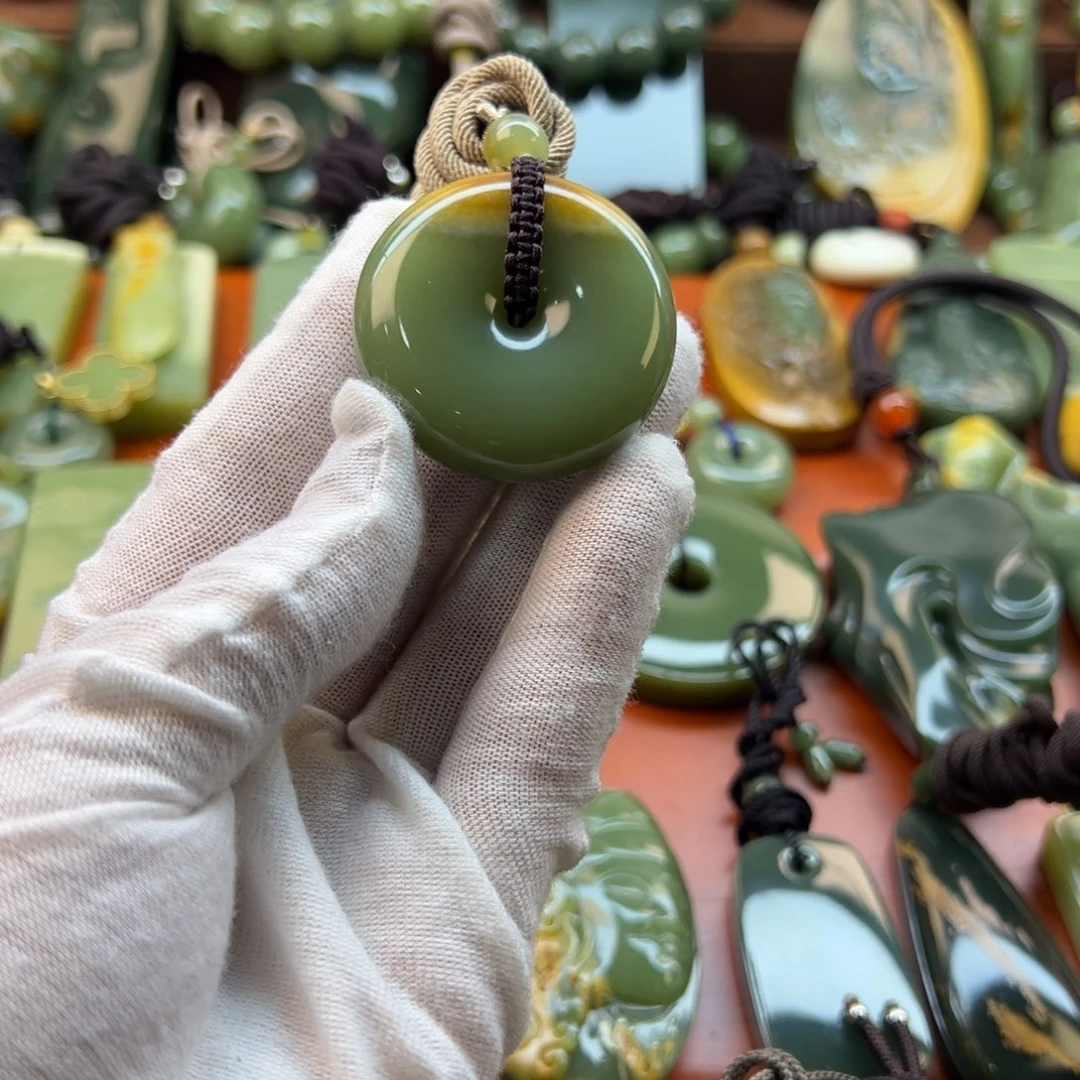 岫岩河磨玉（透闪石质玉）未镶嵌颈饰麻****歌