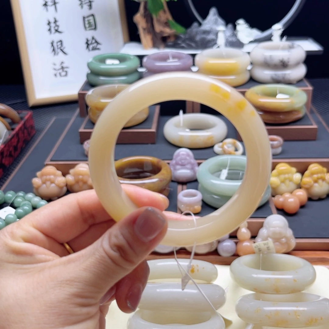 未镶嵌手镯石英质玉