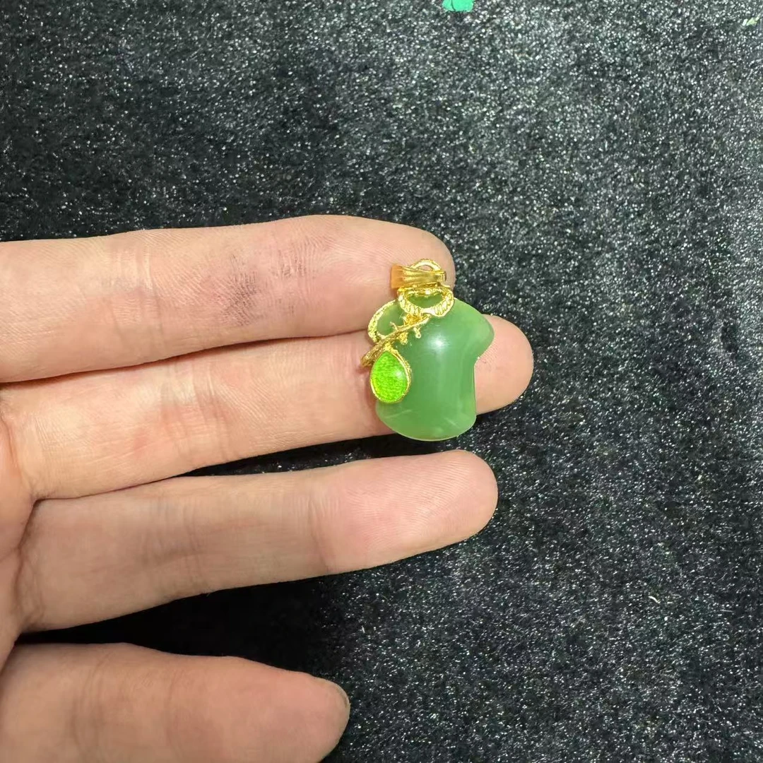 天然独龙玉旗袍吊坠—多样性发