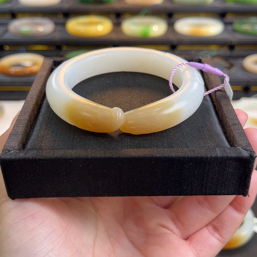 和田玉未镶嵌手镯特色糖白雕刻镯