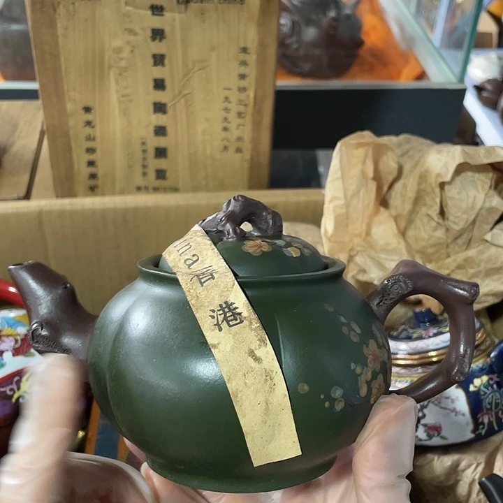 紫砂茶壶原矿泥料，手工制作一把紫砂壶。