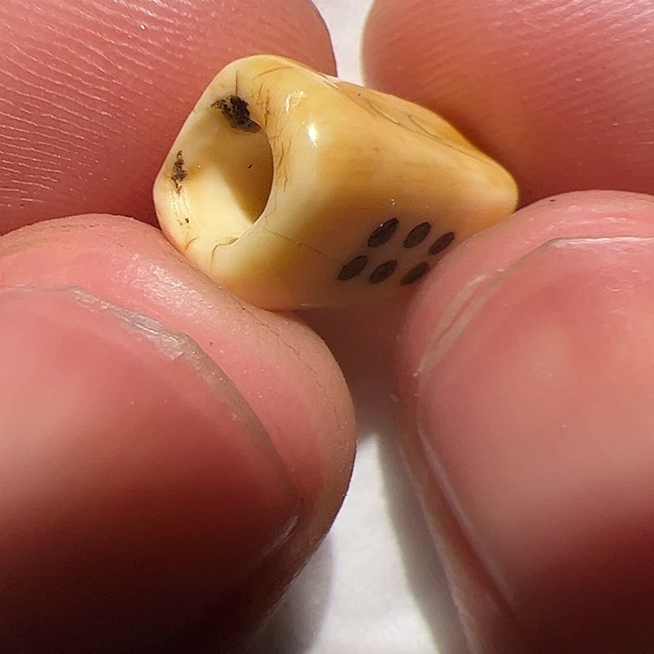 玻璃颈饰在这里的