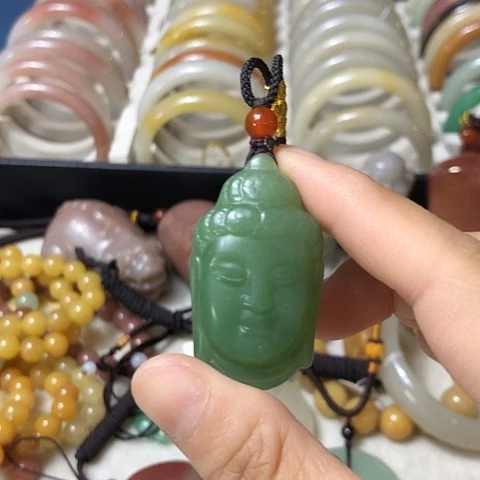 石英质玉未镶嵌颈饰