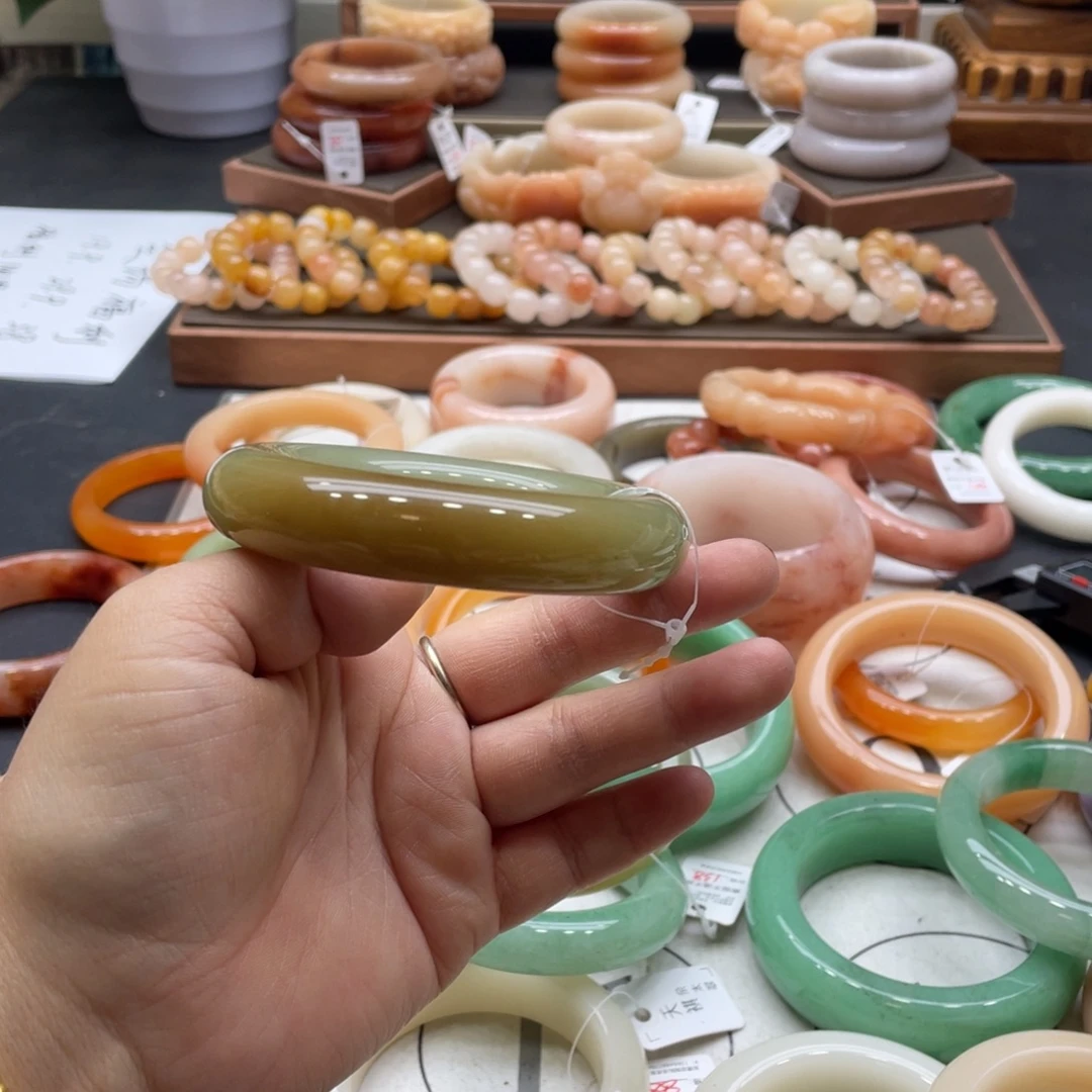 ·***凡石英岩玉未镶嵌手镯