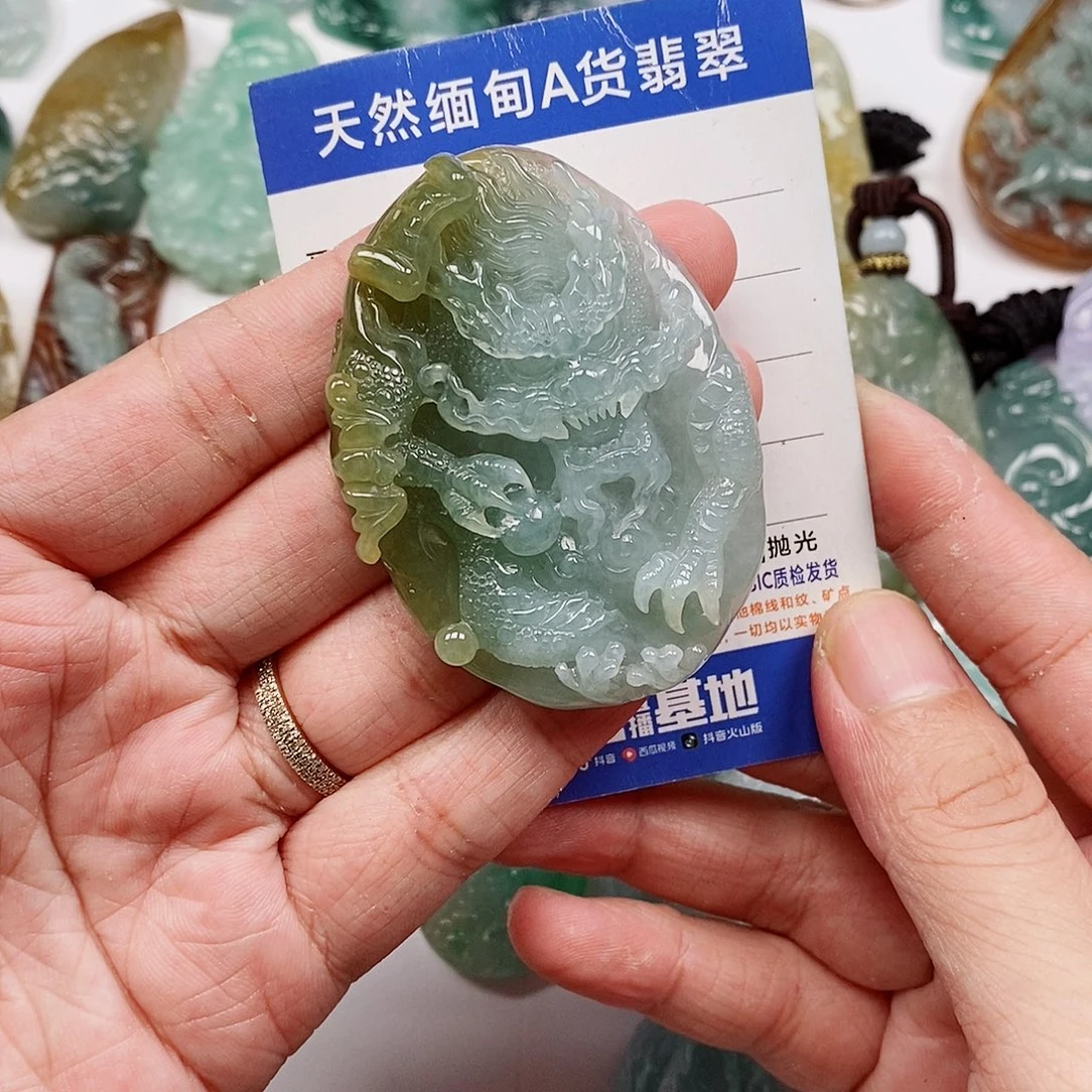小***️翡翠未镶嵌颈饰龙