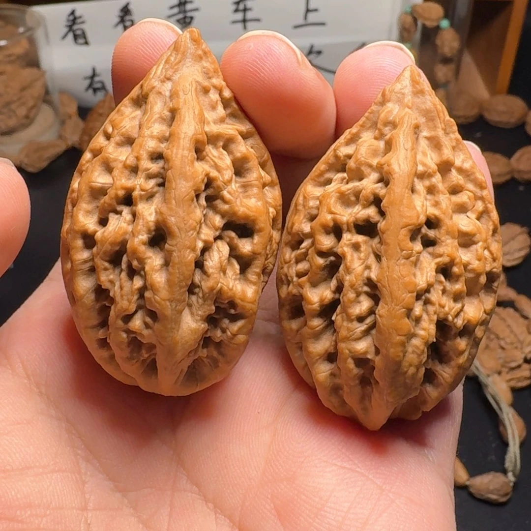 文玩核桃把件绝版龙纹塔