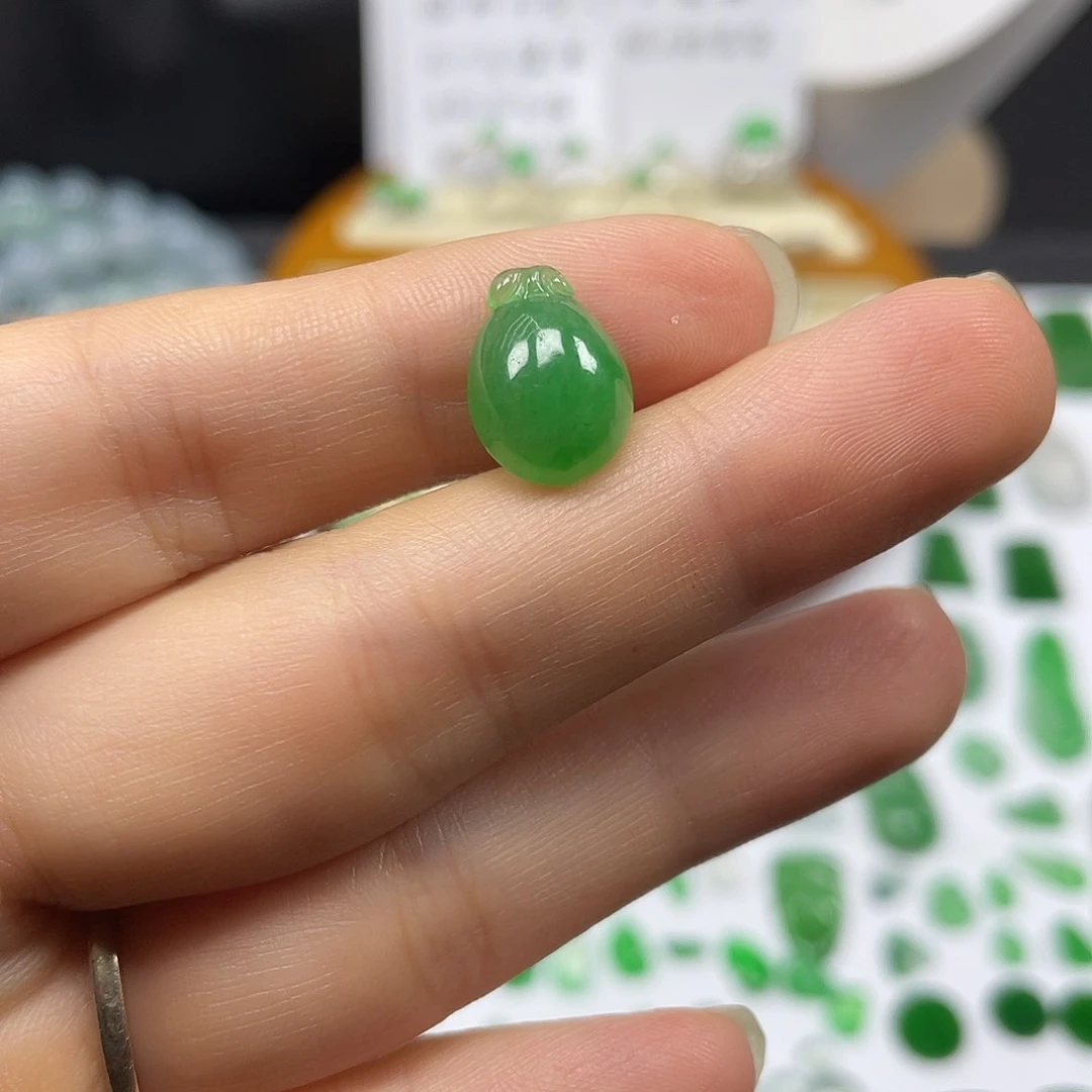 翡翠未镶嵌颈饰林亦珠宝绿桃