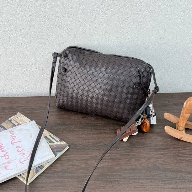 90新 BOTTEGA VENETA/葆蝶家 乌木棕编织方块豆腐斜挎包  118756