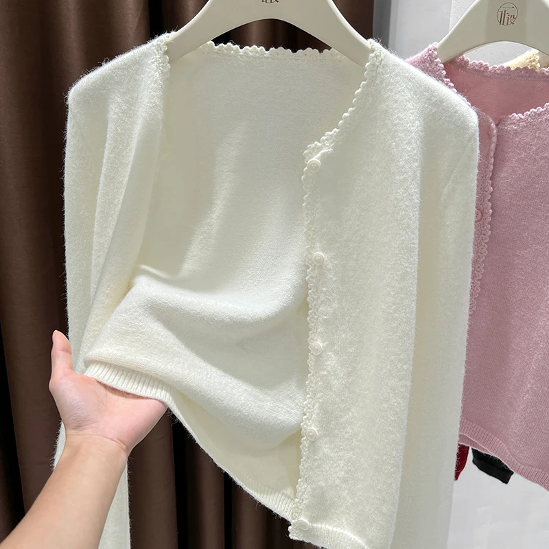 2025秋冬爆款白色圆领长袖上衣女软糯修身针织开衫洋气毛衣短外套