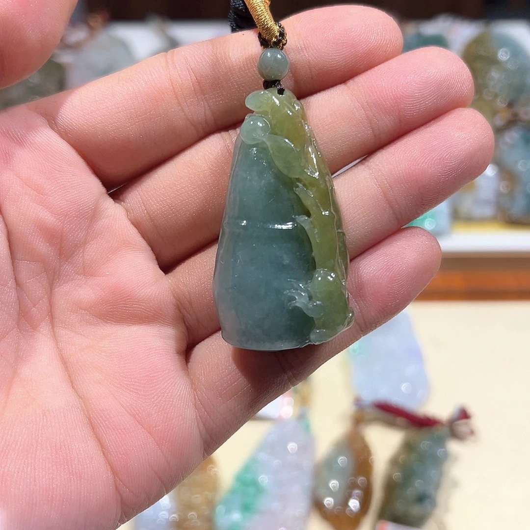 翡翠未镶嵌颈饰挂件