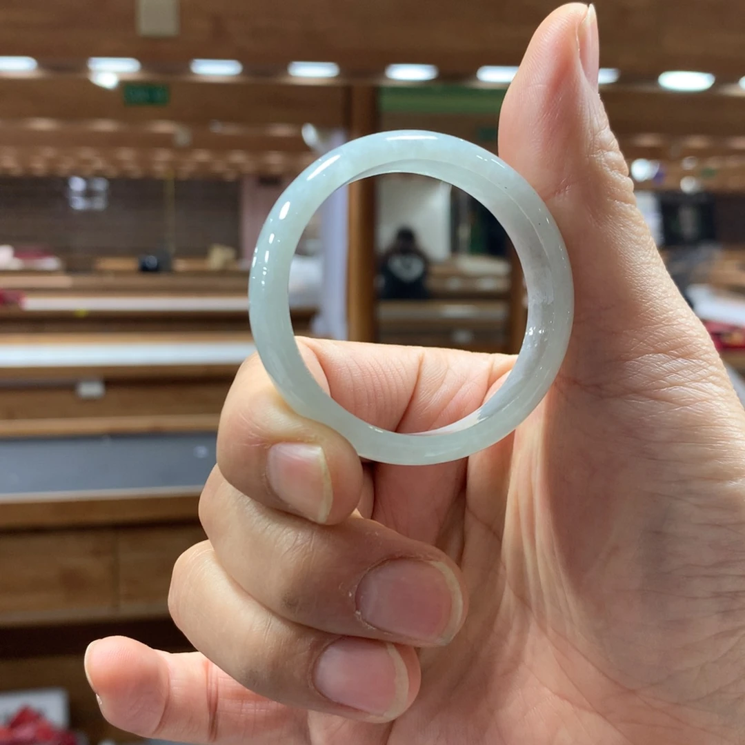 我***看翡翠未镶嵌手镯福利