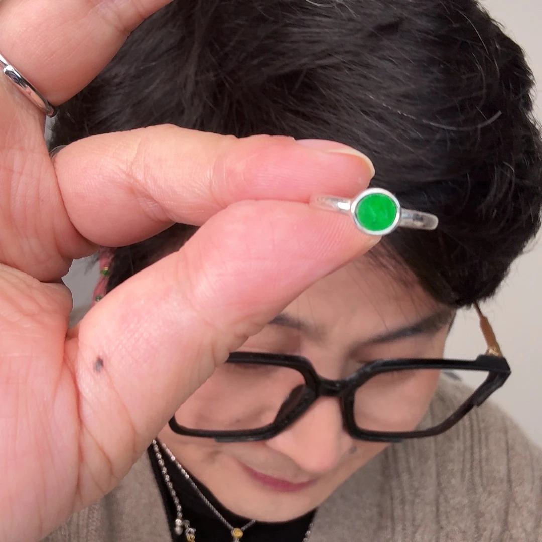 翡翠未镶嵌颈饰一件