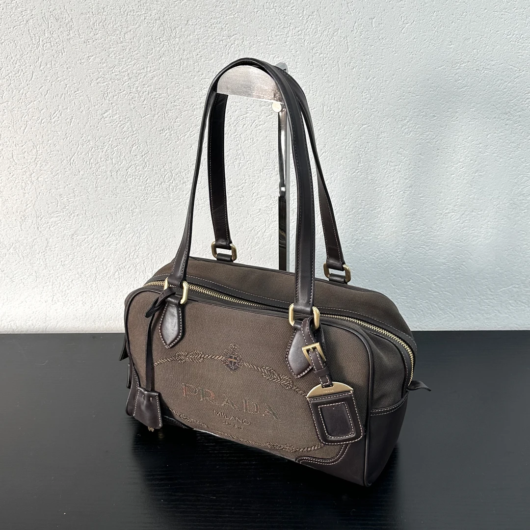 95新 Prada/普拉达 深棕色大标波士顿单肩包 底长28 123825