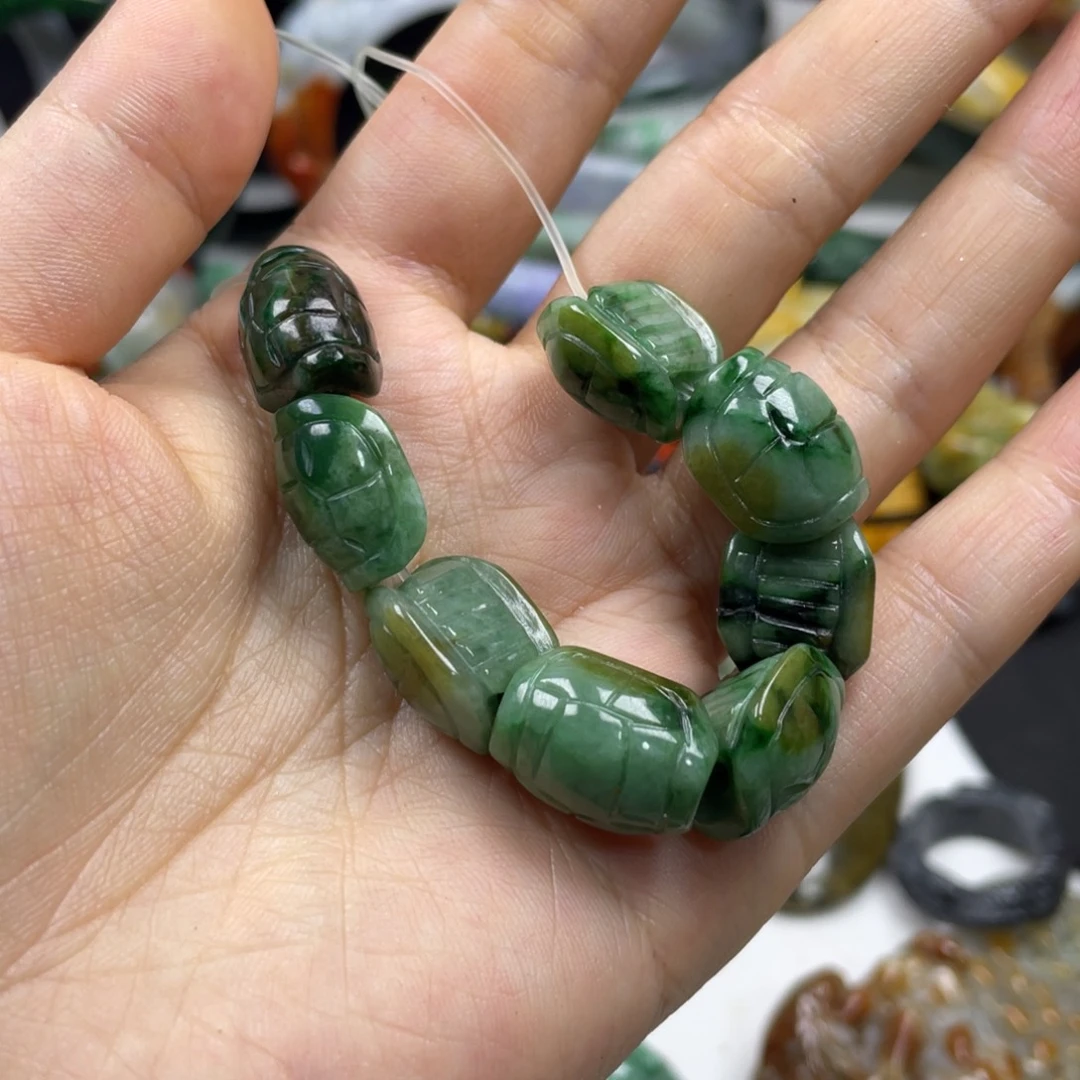 紫***雨翡翠未镶嵌颈饰牌子
