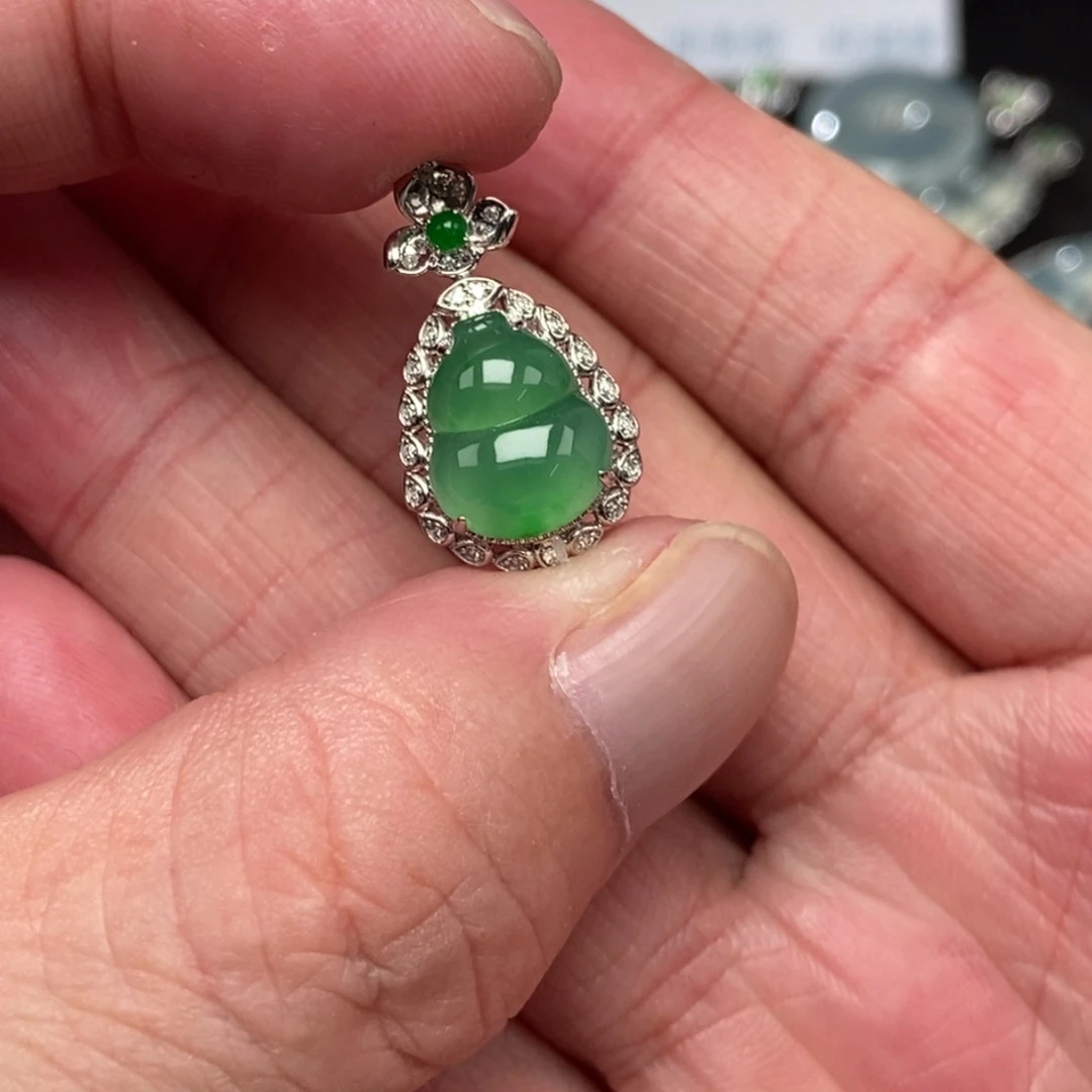 吊坠(不含链)18K金镶嵌翡翠葫芦
