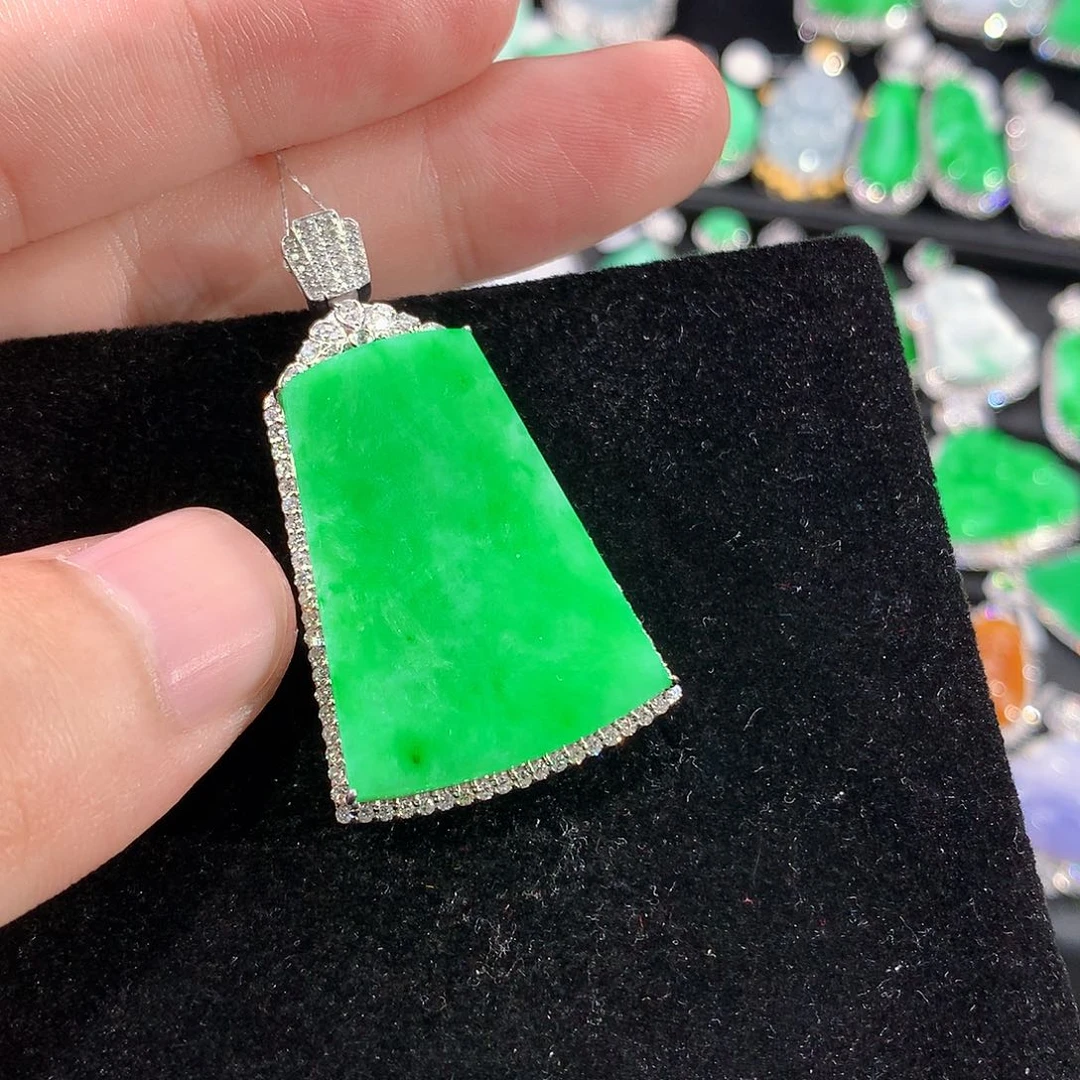 翡翠18K金镶嵌颈饰