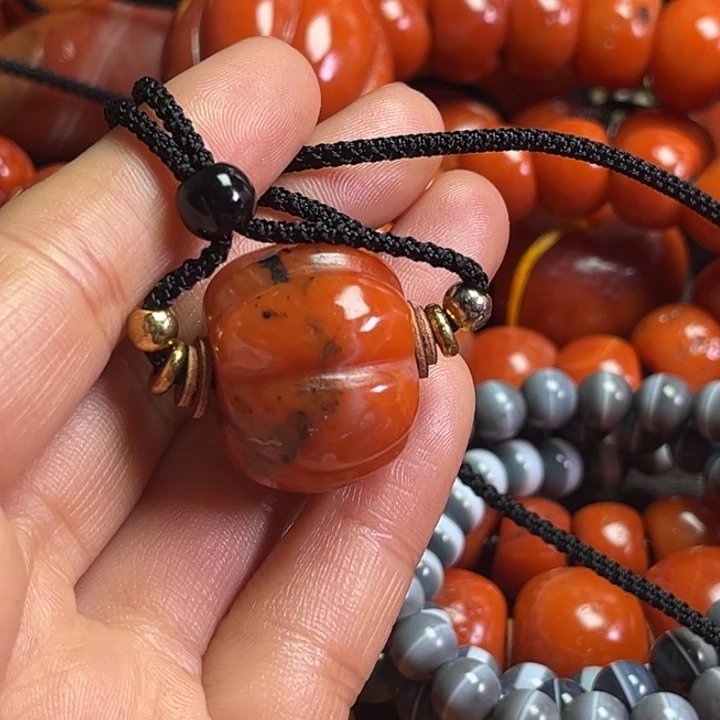 颈饰琉璃名琉璃………….