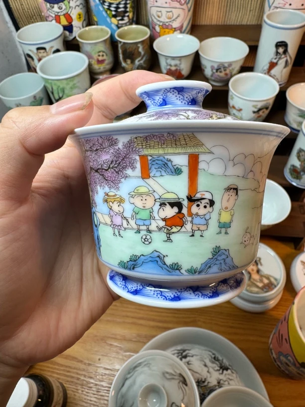 陶瓷手绘蜡笔小新马蹄盖碗