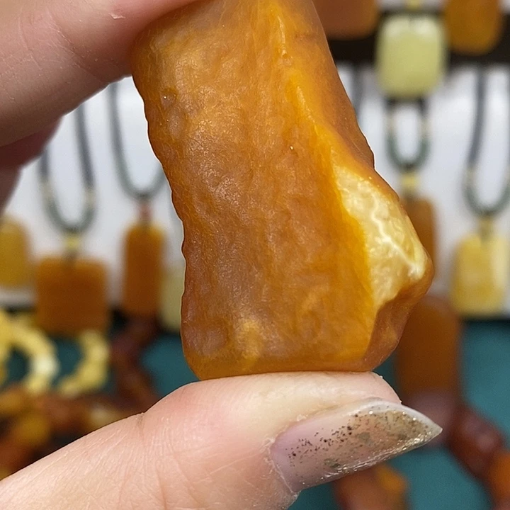 琥珀未镶嵌颈饰手把件