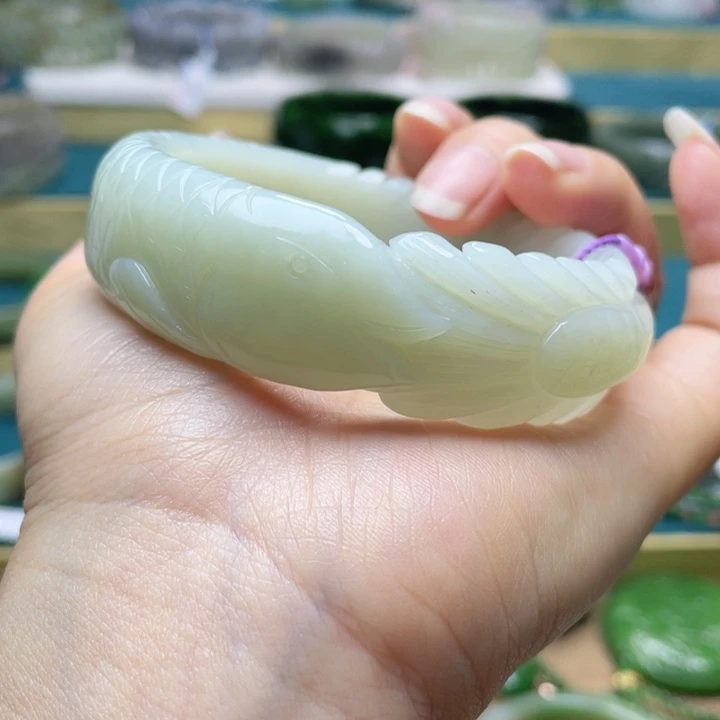 和田玉手镯61+圈口。编号36未镶嵌