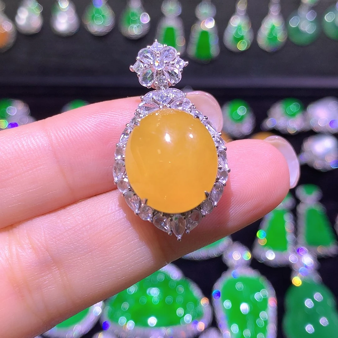 翡翠18K金镶嵌颈饰高冰黄翡蛋面吊坠