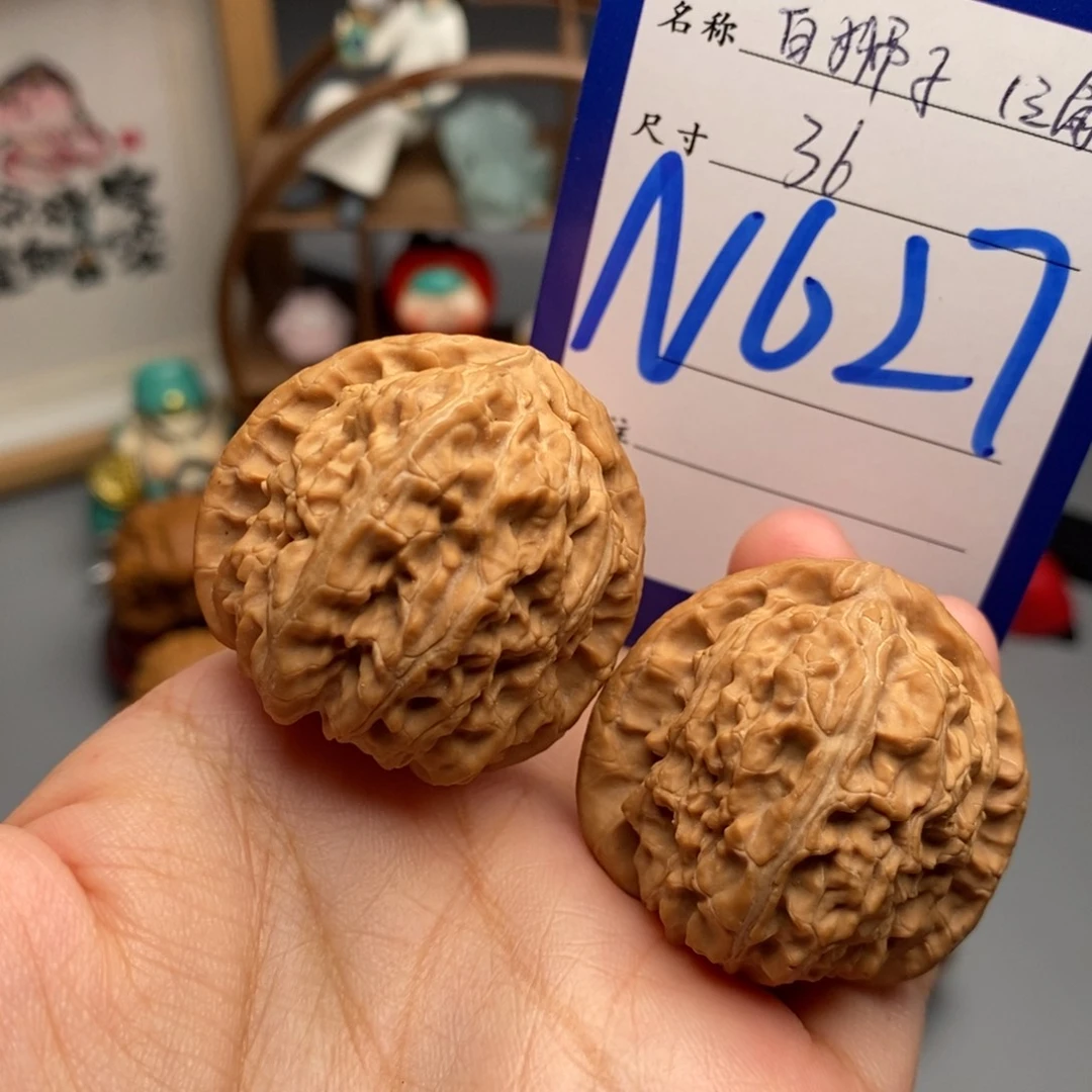 文玩核桃吊坠三角白36