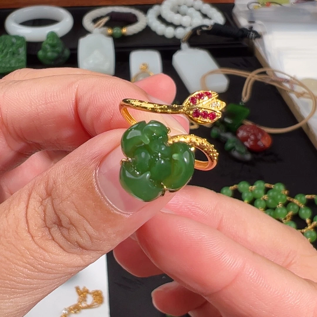 和田玉（碧玉）18K金镶嵌戒指菠菜绿立体荷花戒指