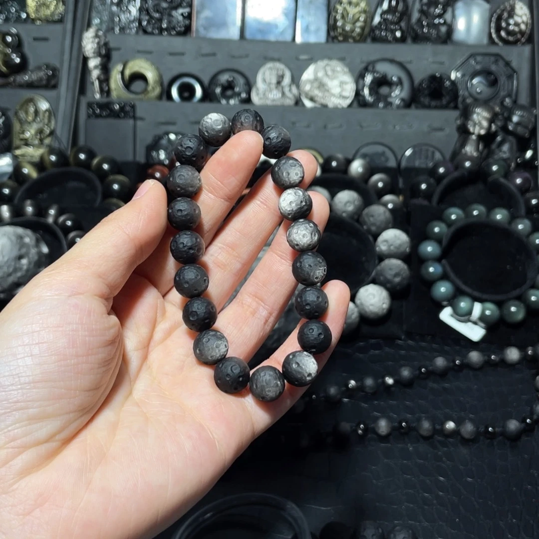 那***子黑曜岩未镶嵌珠宝奇石