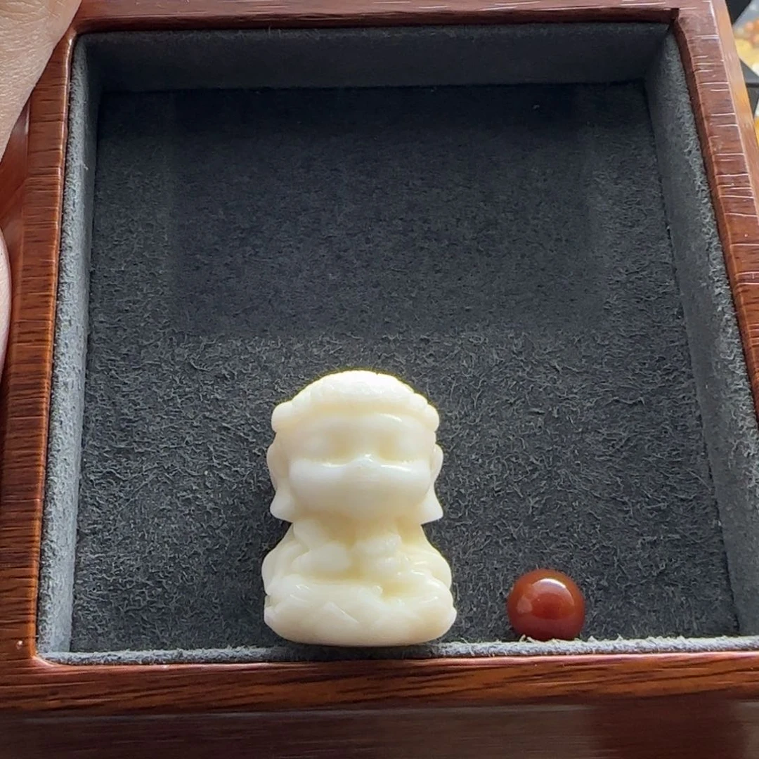 石英质玉（缅黄）配饰未镶嵌繁**语