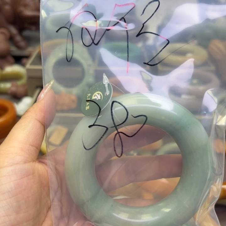 石英质玉手镯未镶嵌倔****德