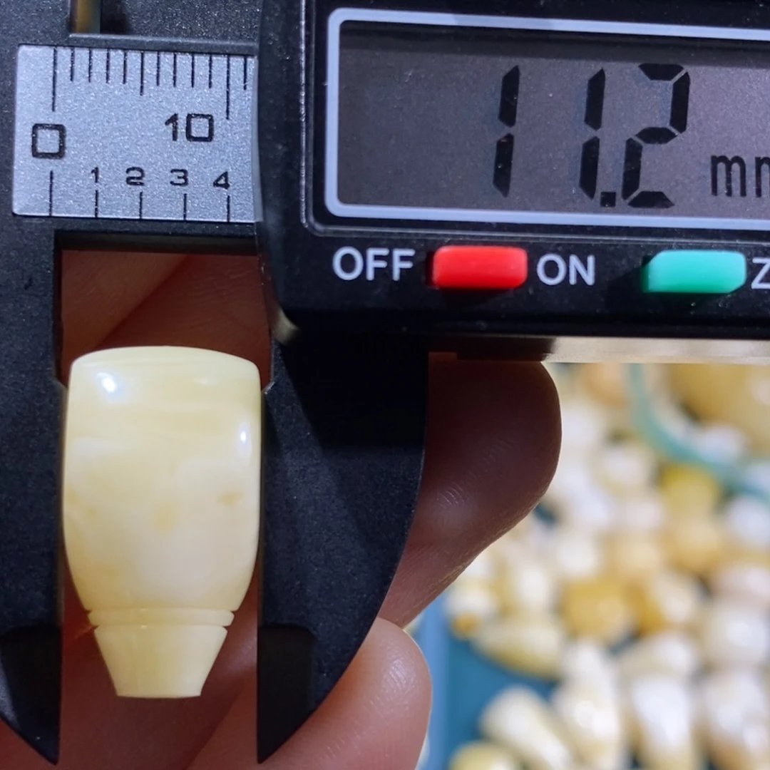 琥珀裸石未镶嵌配饰