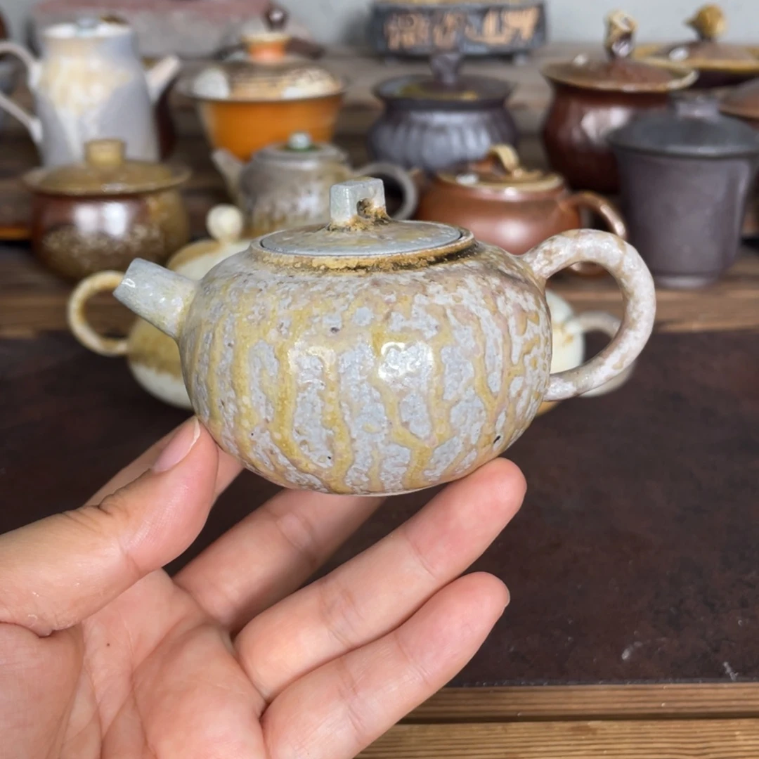 小壶   陶泥。   柴烧。 默认微瑕