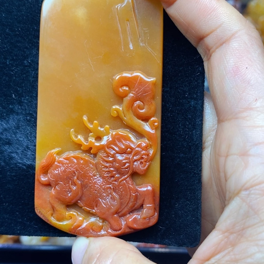 未镶嵌石英质玉（黄龙玉）颈饰