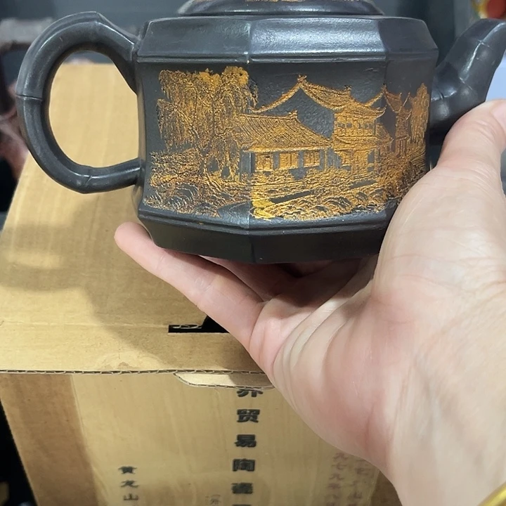 茶壶紫泥原矿泥料手工制作的一把紫砂壶。