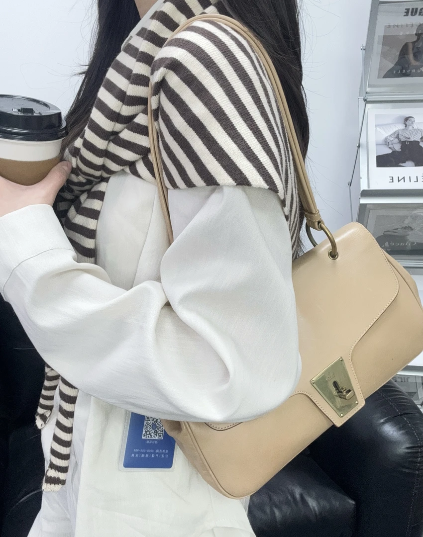 95新 GUCCI/古驰 奶茶金扣单肩包 锁扣包 /秋境 00157