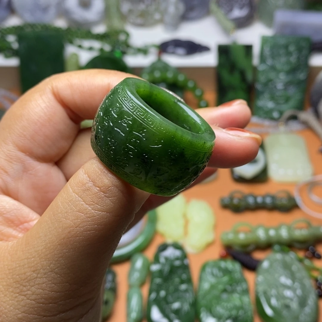 天***健和田玉未镶嵌颈饰