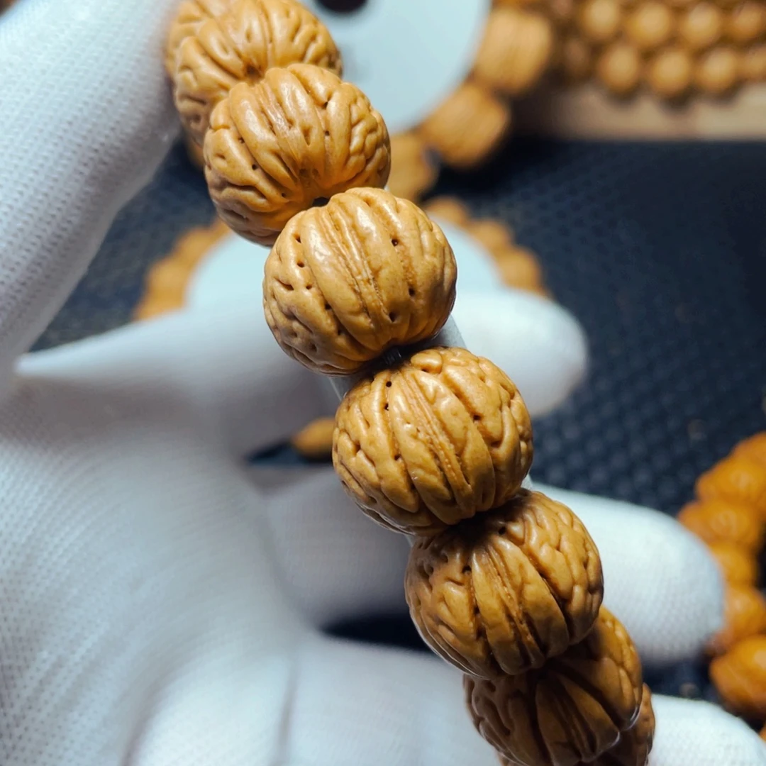 闪***柚桃木金丹桃核，皮质好，密度大