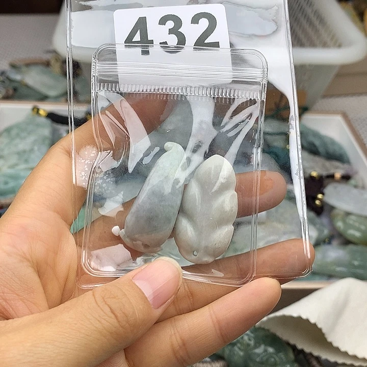 翡翠颈饰未镶嵌雪**梅翡翠