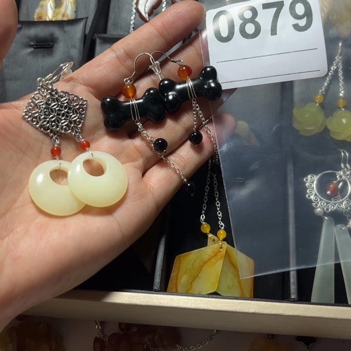 坚***茶蛇纹石玉合金吊坠