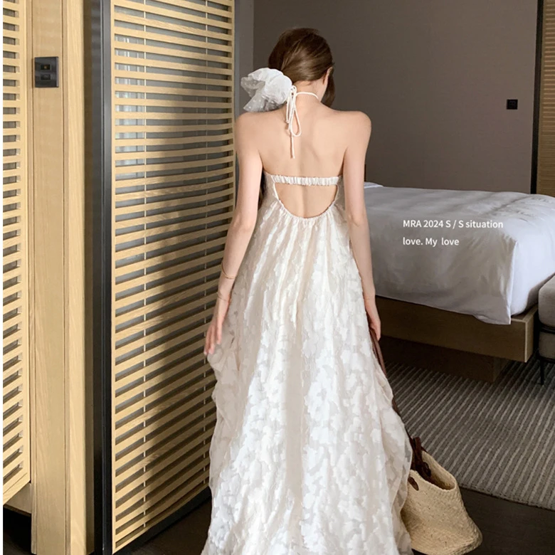 海边度假风露背挂脖连衣裙沙滩裙女早春带胸垫A字裙纯欲镂空长裙