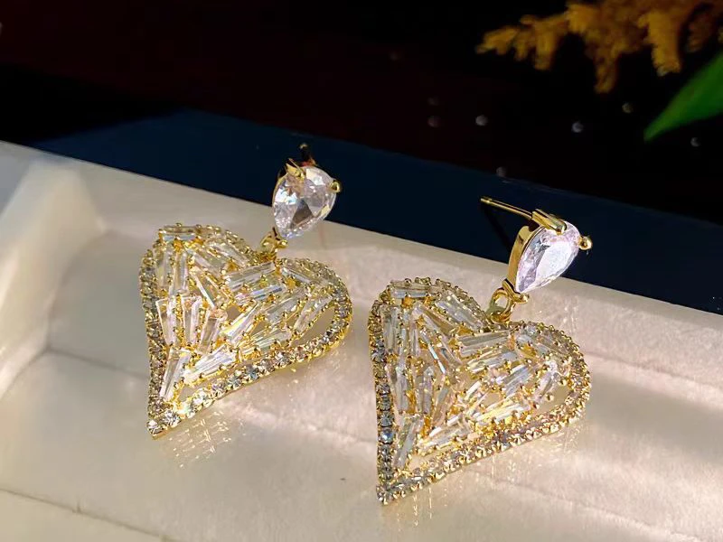 合金锆石耳饰 时尚心形爆闪轻奢小众款耳饰