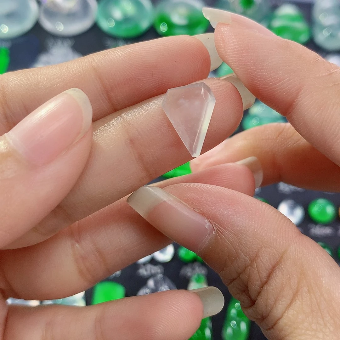 【闪购商品】翡翠颈饰未镶嵌钻切