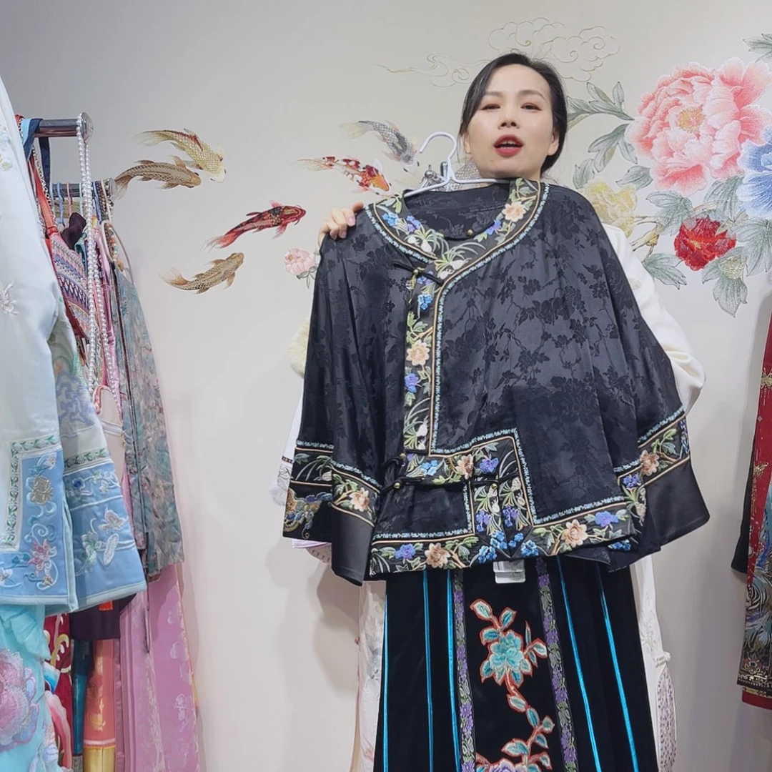 春秋款刺绣包边提花新缎短款黑色太太服