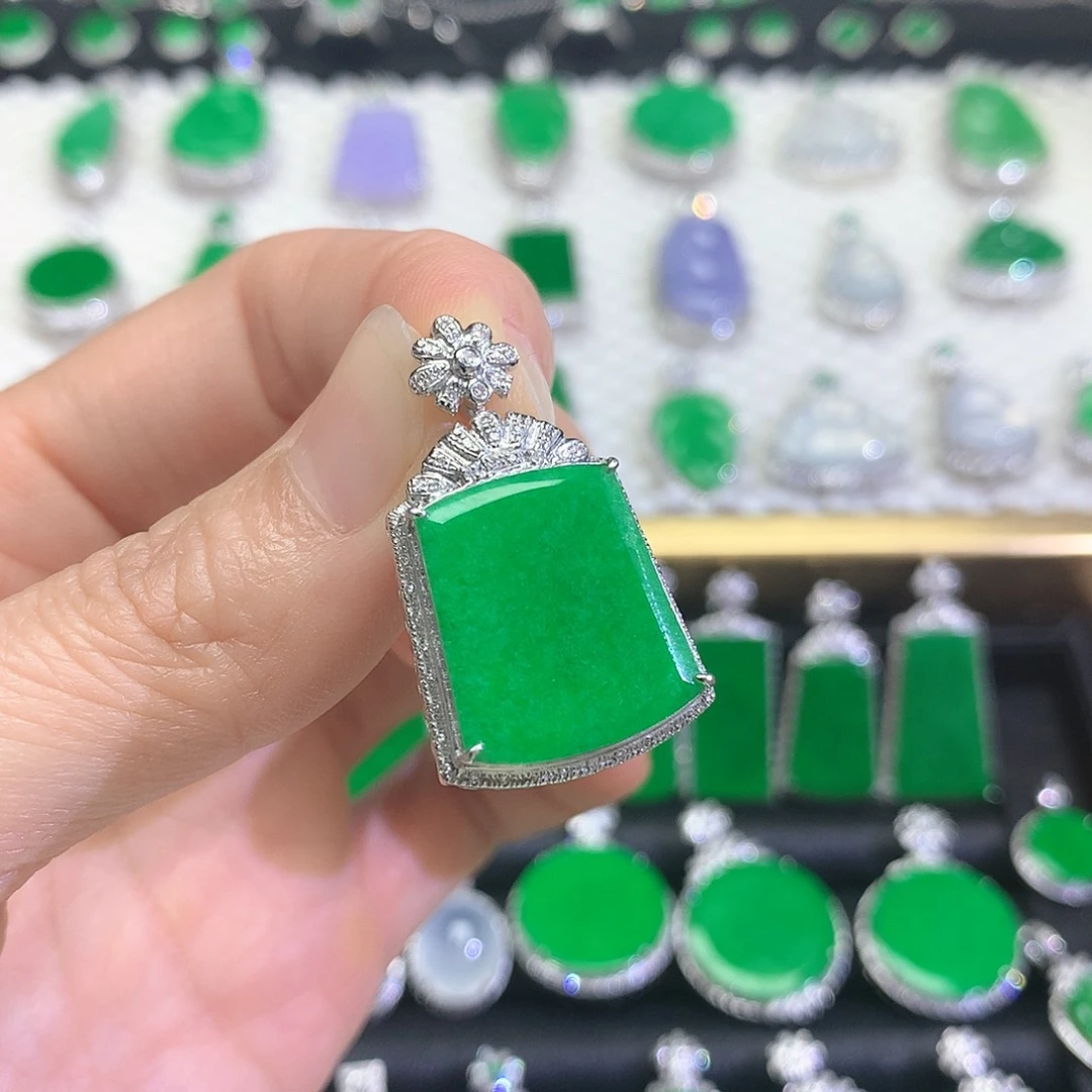 颈饰18K金镶嵌翡翠吊坠