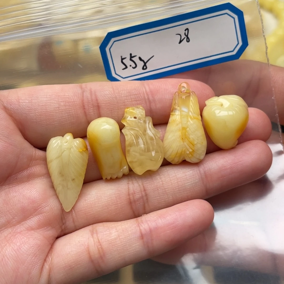 琥珀未镶嵌裸石蜜蜡雕刻件笑