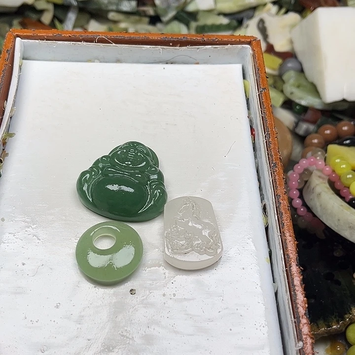 未镶嵌透闪石质玉珠宝奇石米*