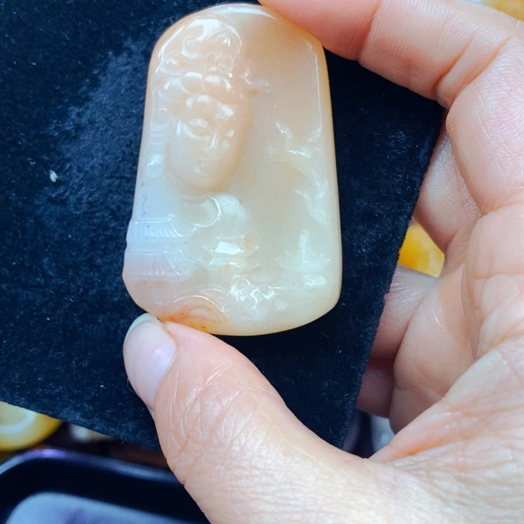 未镶嵌石英质玉（黄龙玉）颈饰