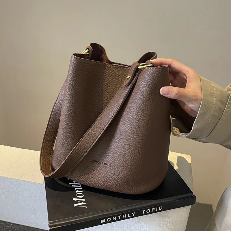 今年流行包包水桶包女2025新款春夏通勤单肩腋下包复古百搭斜挎包