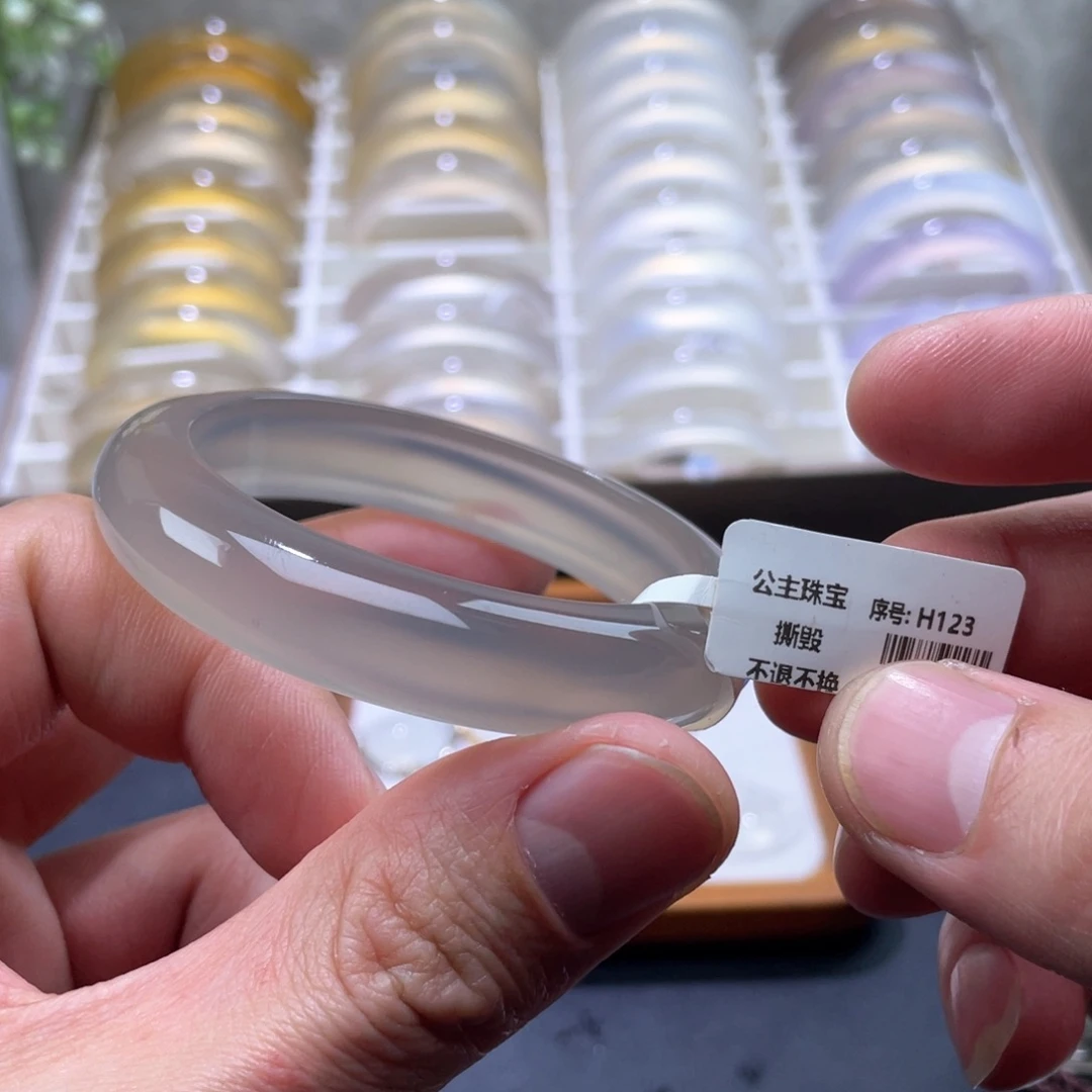 玛瑙/玉髓手镯未镶嵌所***河56.3*13.1*8.1