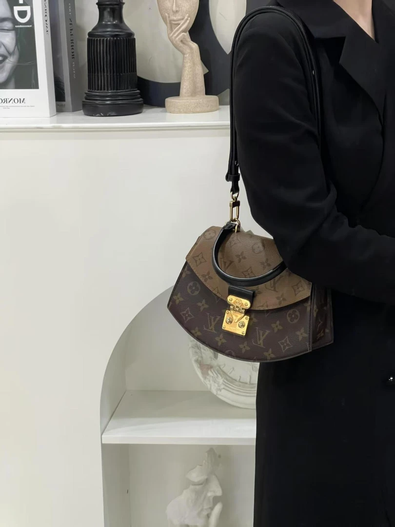 99新 LouisVuitton/路易威登 lv扇子老花斜挎包/优品